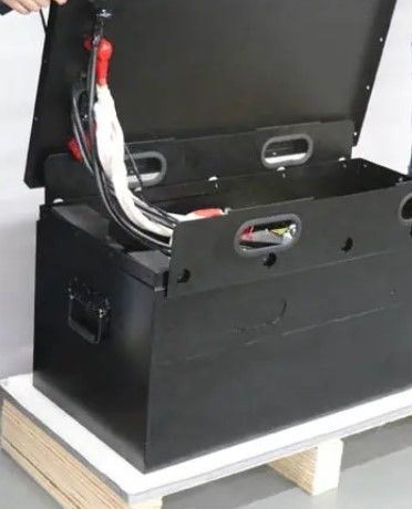 Baterai Lithium Ion Siklus Dalam Berkualitas Tinggi 24V 48V 300Ah Baterai LiFePO4 Forklift