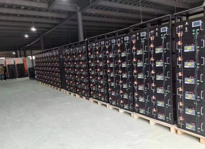 ESS 10 Tahun Masa Hidup Kabinet Baterai Luar Ruang 1MWh 5MWh 10MWh 20ft 40ft Container Solar Battery Energy Storage System